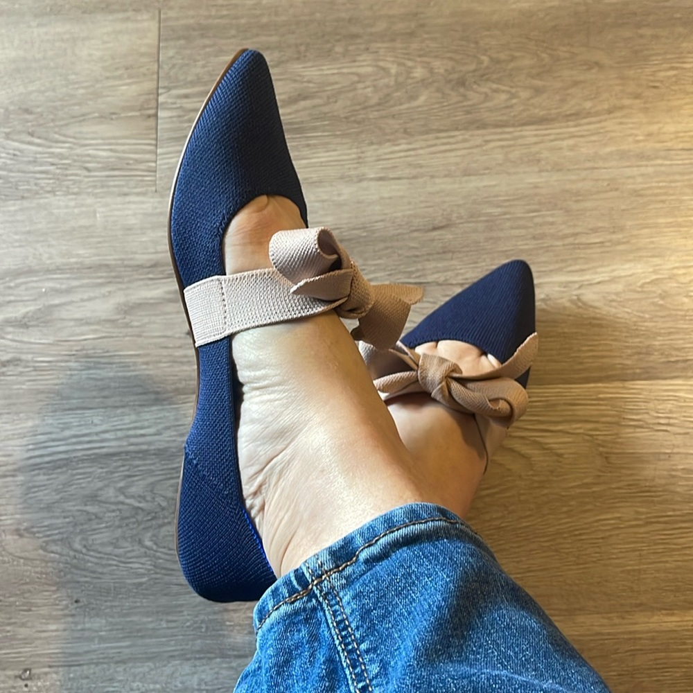 EUC navy Rothys point with light pink bows - size 7